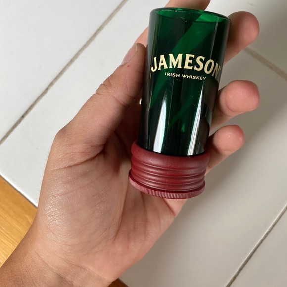 24 Bottle Cap Jameson Whiskey Plastic Shot Glasses - Picture 2 of 5